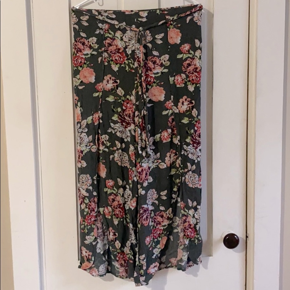 Cropped loose fitting pants